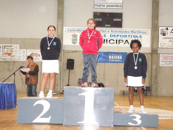 Podio benxamín feminino da Fase Zonal Vigo-Val Miñor do Campionato Escolar de bádminton. Baiona 26.03.11.